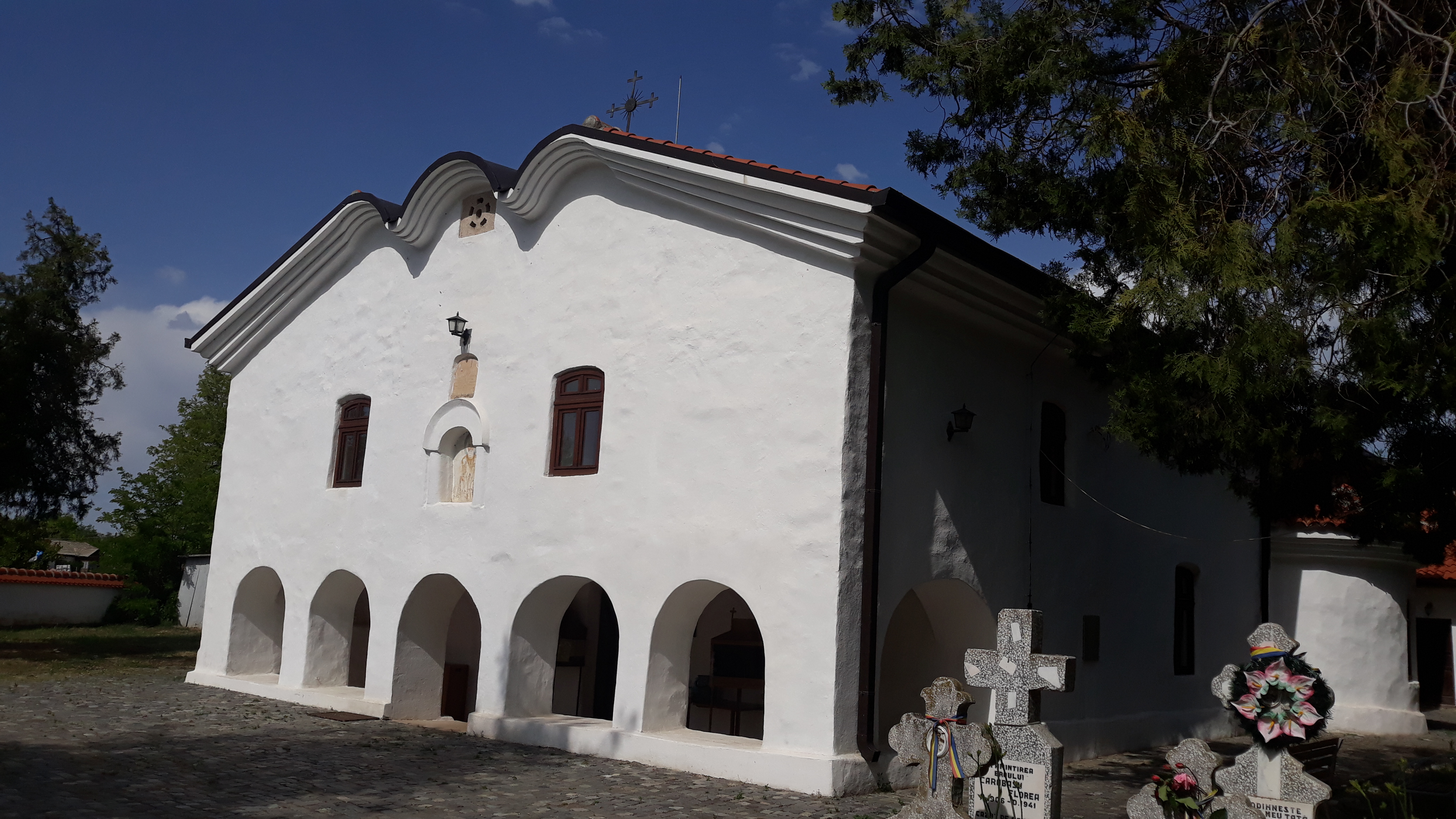 Istria: Biserica Îngropată, monument istoric în sărbătoare de Sf.Treime