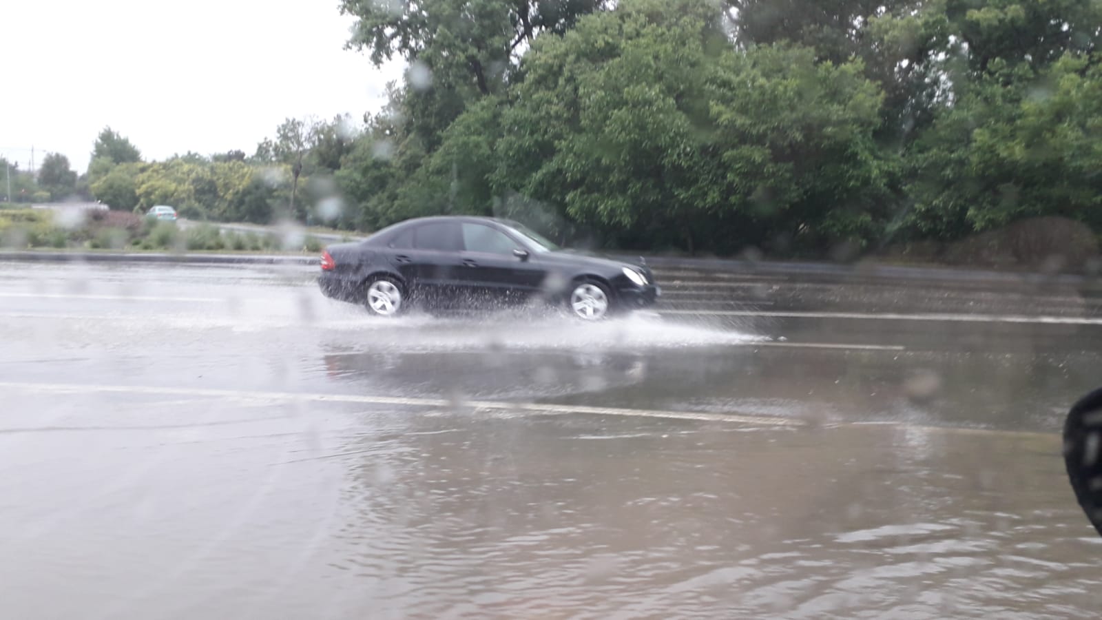 CONSTANȚA/FOTO: Circulația rutieră se desfășoară cu dificultate din cauza Codului Portocaliu de precipitații