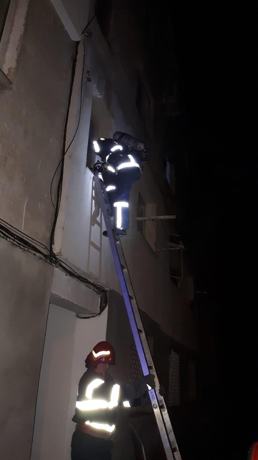 TULCEA: Incendiu într-o garsonieră. Un bărbat a ajuns la spital