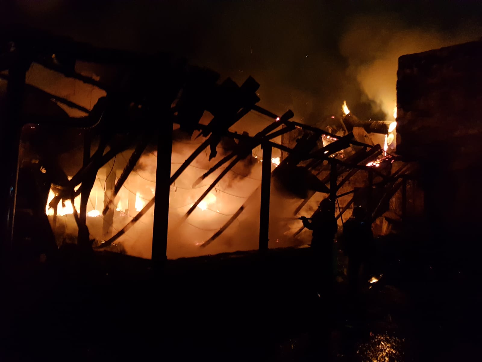 MANGALIA/FOTO: Pensiune distrusă de un incendiu