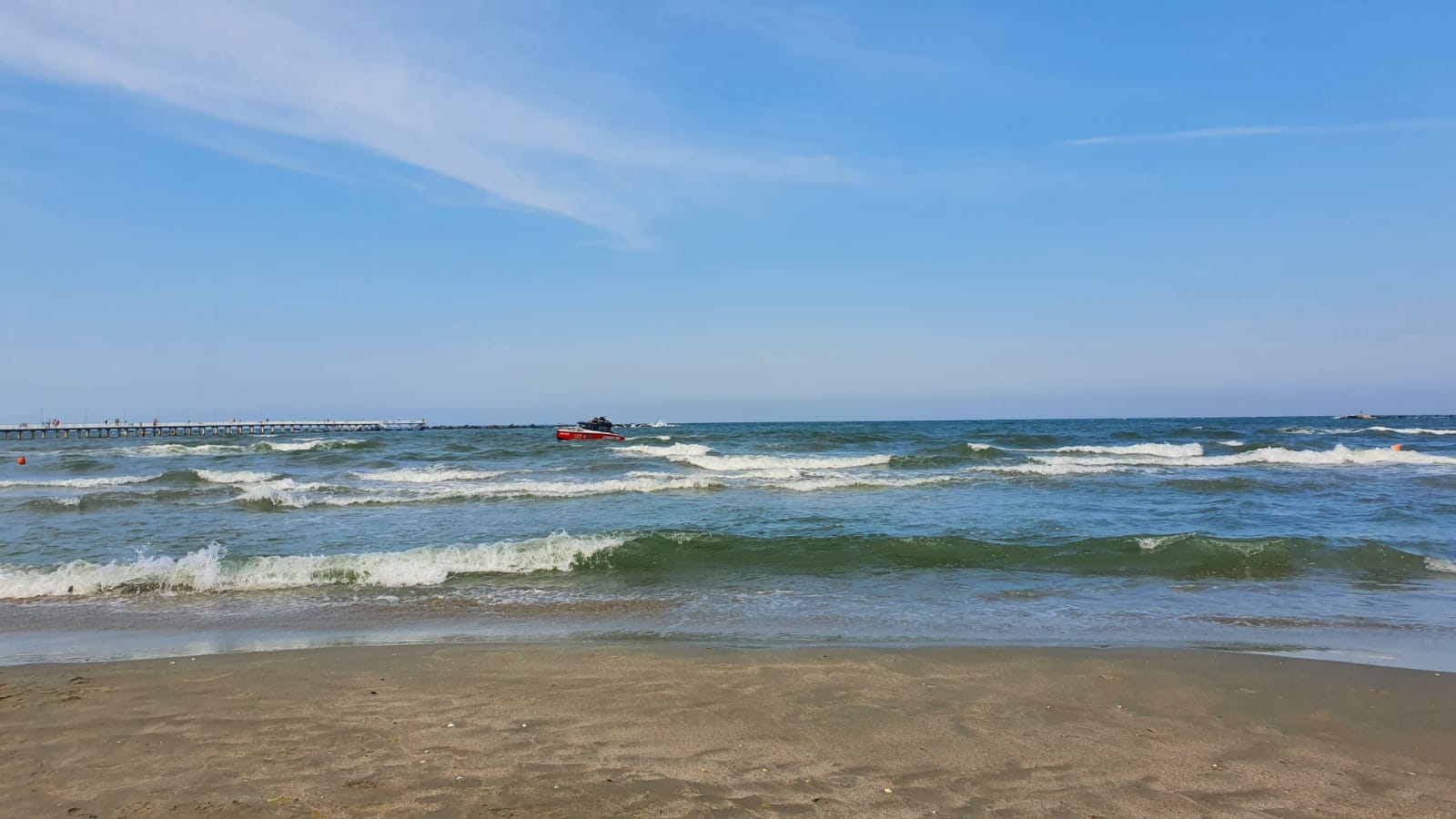 A fost reluată căutarea copilului dispărut ieri în apa mării, în staţiunea Mamaia