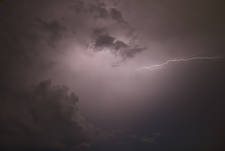 Averse, descărcări electrice, grindină şi vijelii. Dobrogea vizată de o informare meteorologică