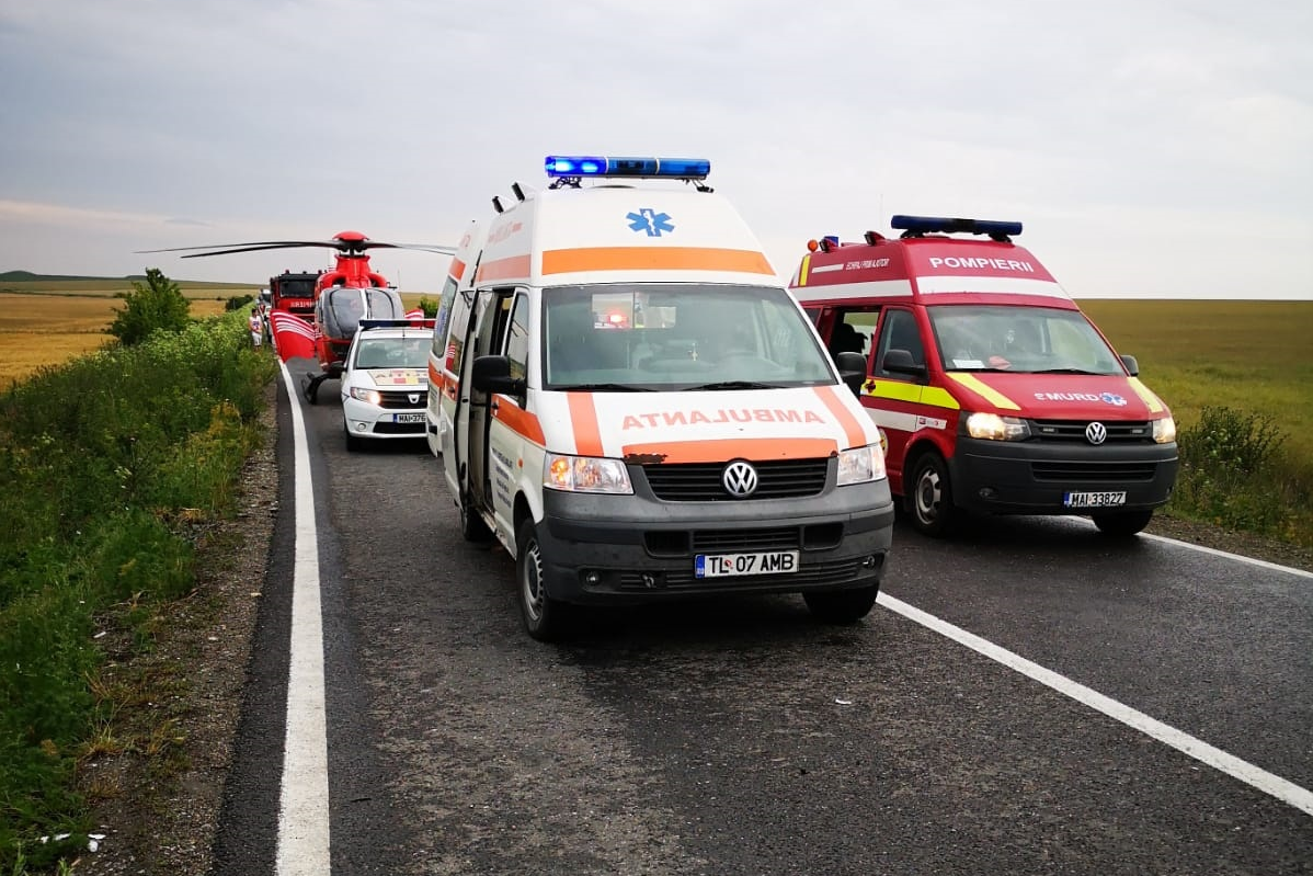 Trei persoane au fost grav rănite în urma unui accident rutier produs în apropiere de Tulcea. Una dintre ele a decedat