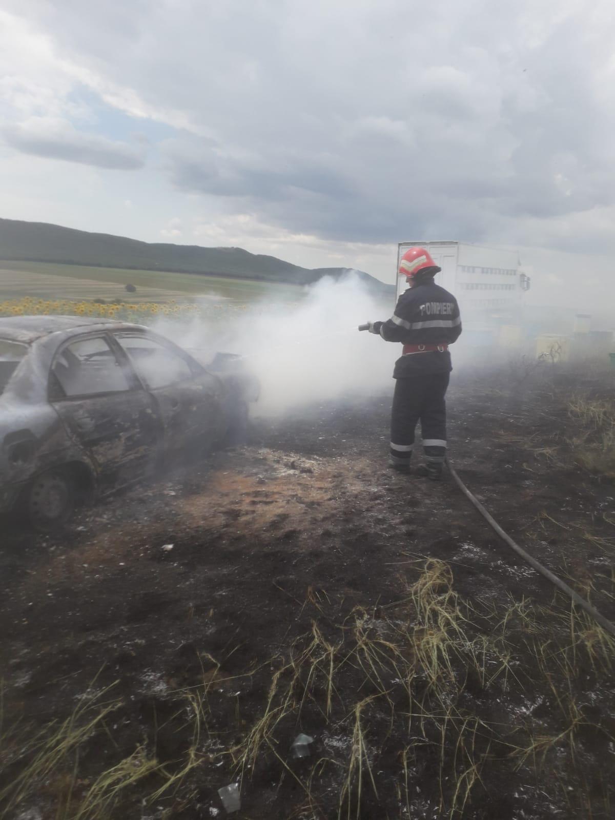 TULCEA: Un autoturism a fost cuprins de flăcări pe raza comunei Izvoarele