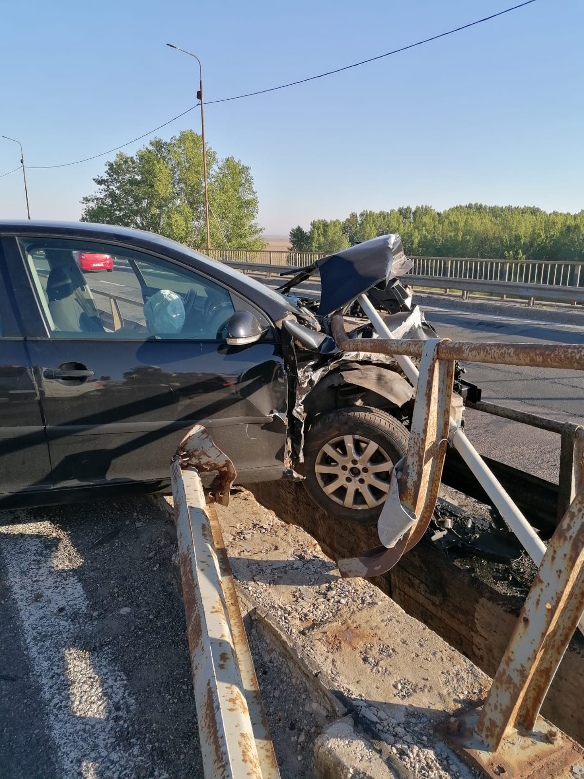 FOTO: Accident rutier pe A2. Autoturism suspendat pe parapetul median