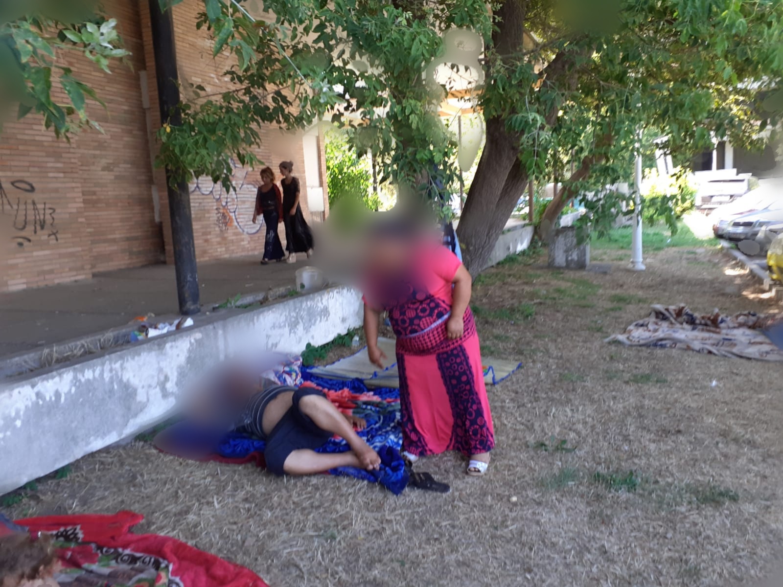 Foto/MAMAIA: ”Camping” ilegal în spatele Teatrului de Vară