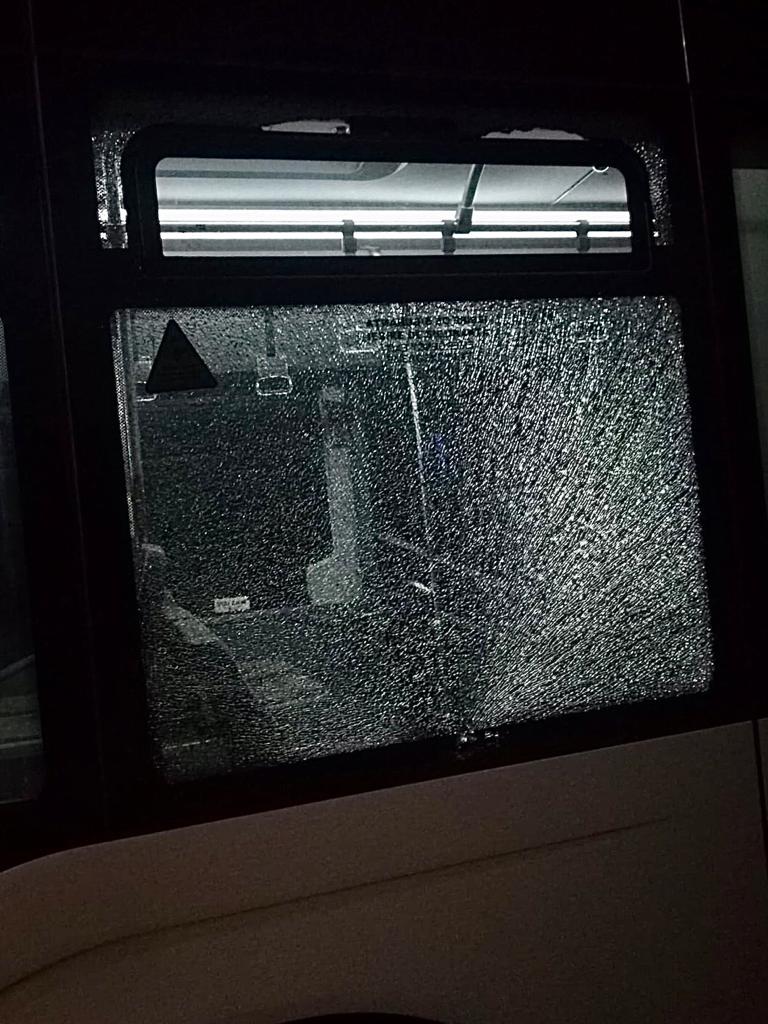 CONSTANŢA: Autobuz avariat după ce a fost atacat în trafic cu pietre de un grup de copii