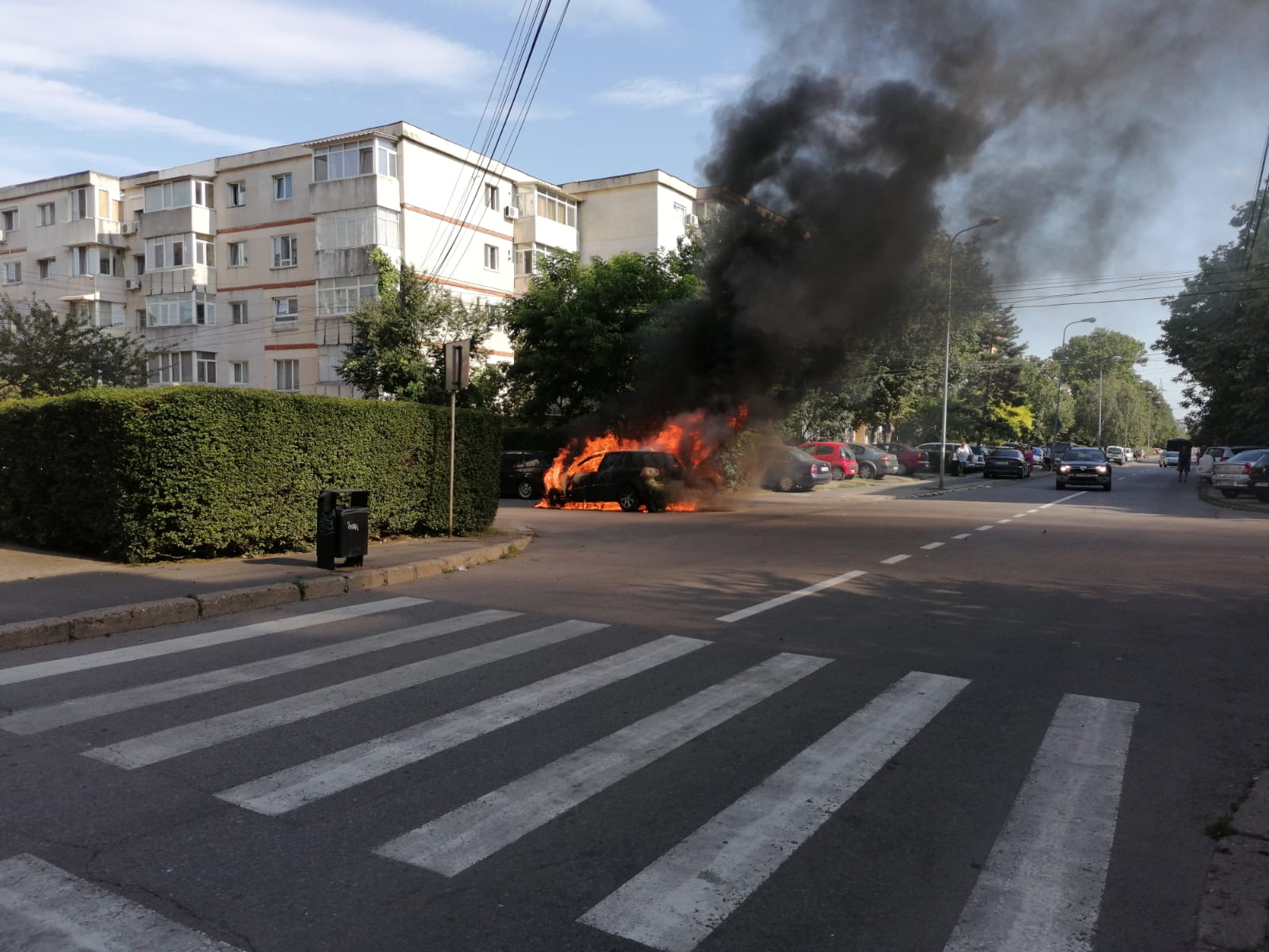 Autoturism în flăcări pe o stradă din Constanţa!
