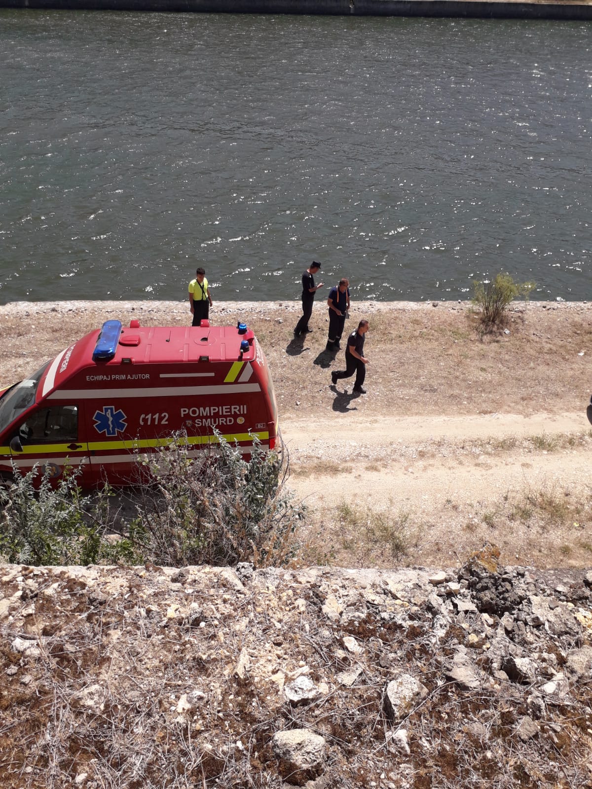 CONSTANȚA: O mașină a căzut în canalul Dunăre-Marea Neagră. Două persoane au fost salvate