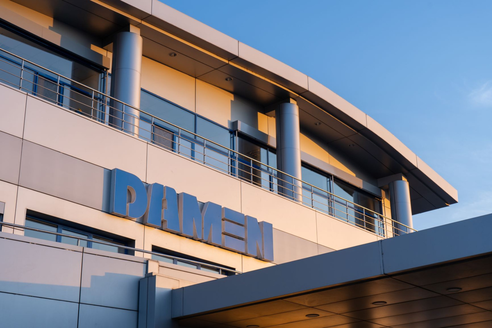 Guvernul va discuta problema concedierilor colective de la şantierul naval Damen Shipyards