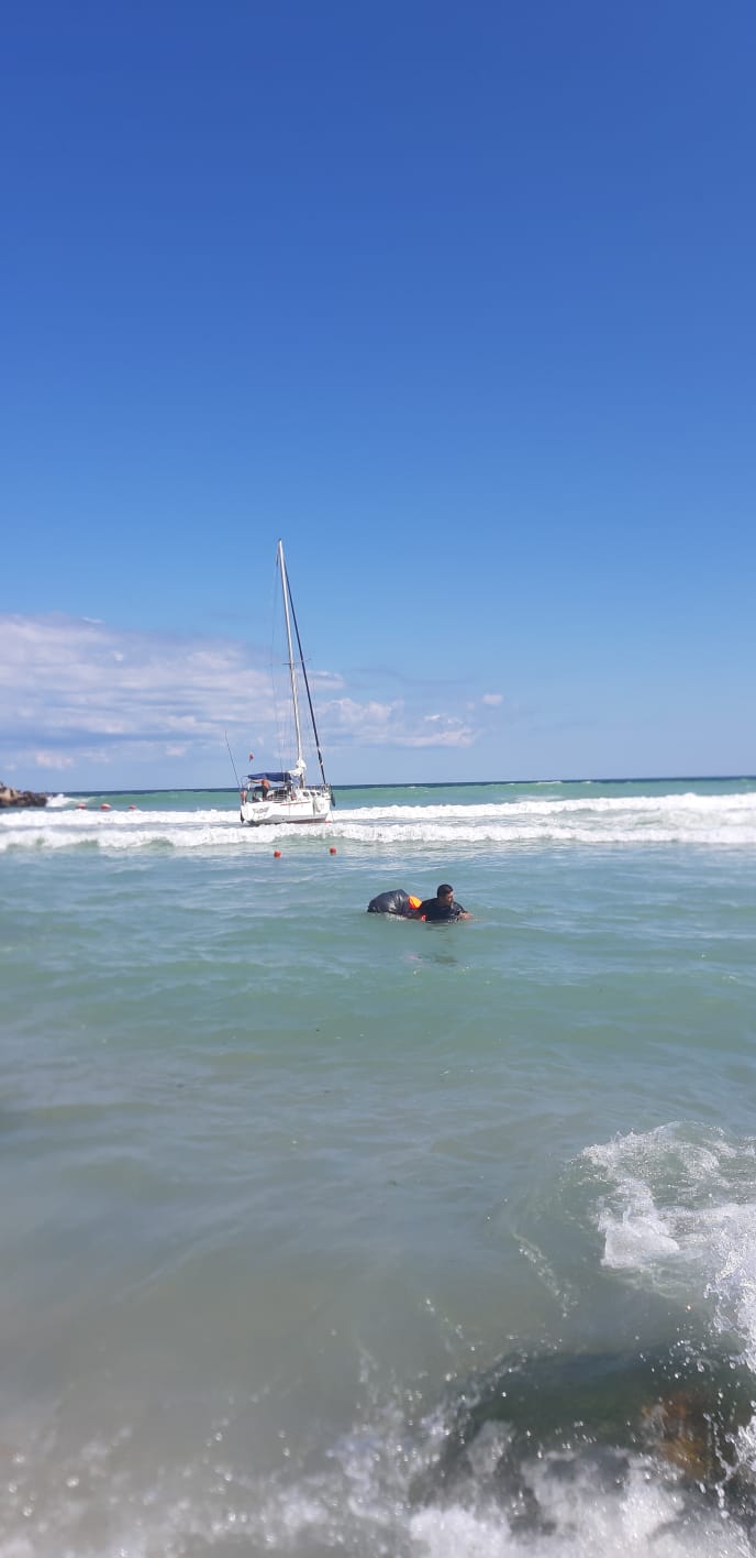 Turişti aflaţi pe o ambarcaţiune în derivă, aduşi în siguranţă la mal, în Eforie Nord