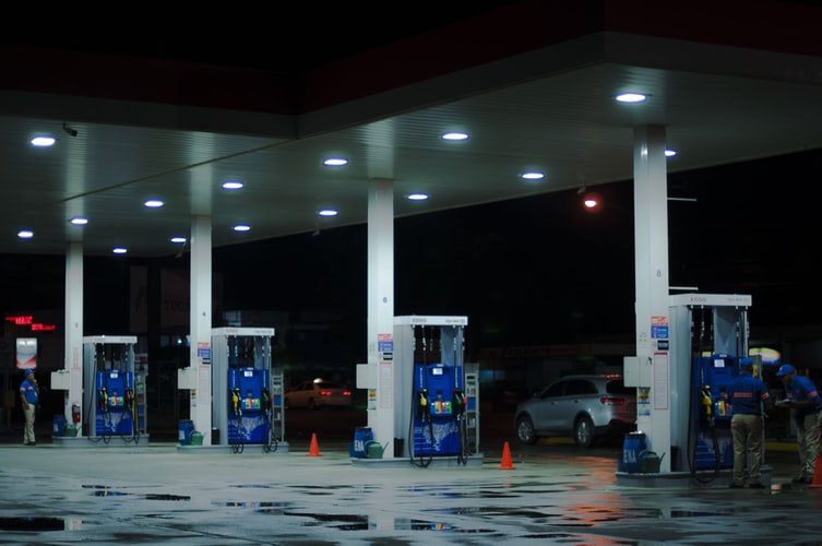Acciza la carburanţi ar putea fi redusă temporar cu 50%; măsura ar scădea imediat preţul la pompă cu peste 1 leu (ministru)