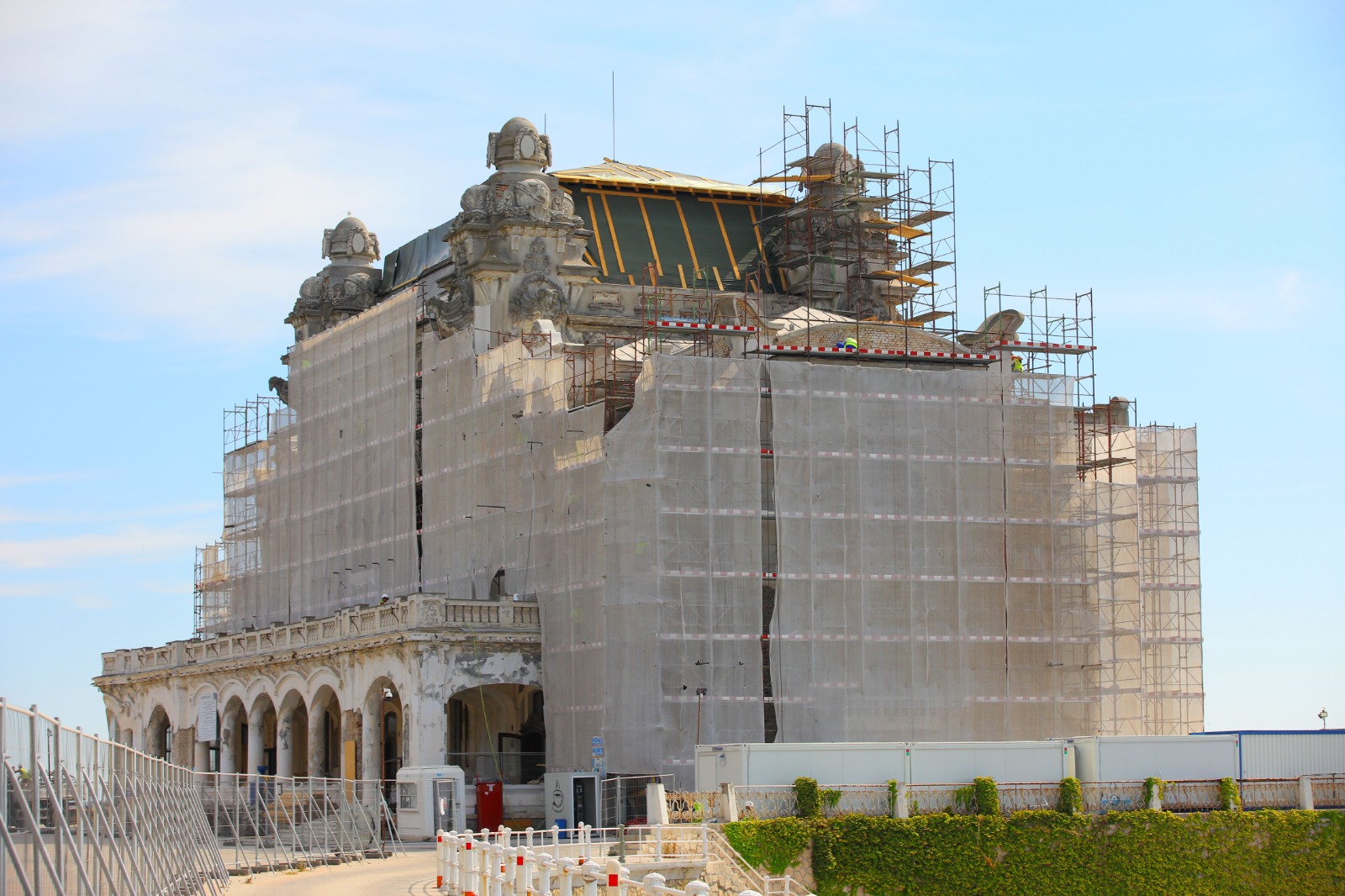 Iată în ce stadiu sunt lucrările de reparații la Cazinoul din Constanța! Echipele de constructori au decopertat acoperișul