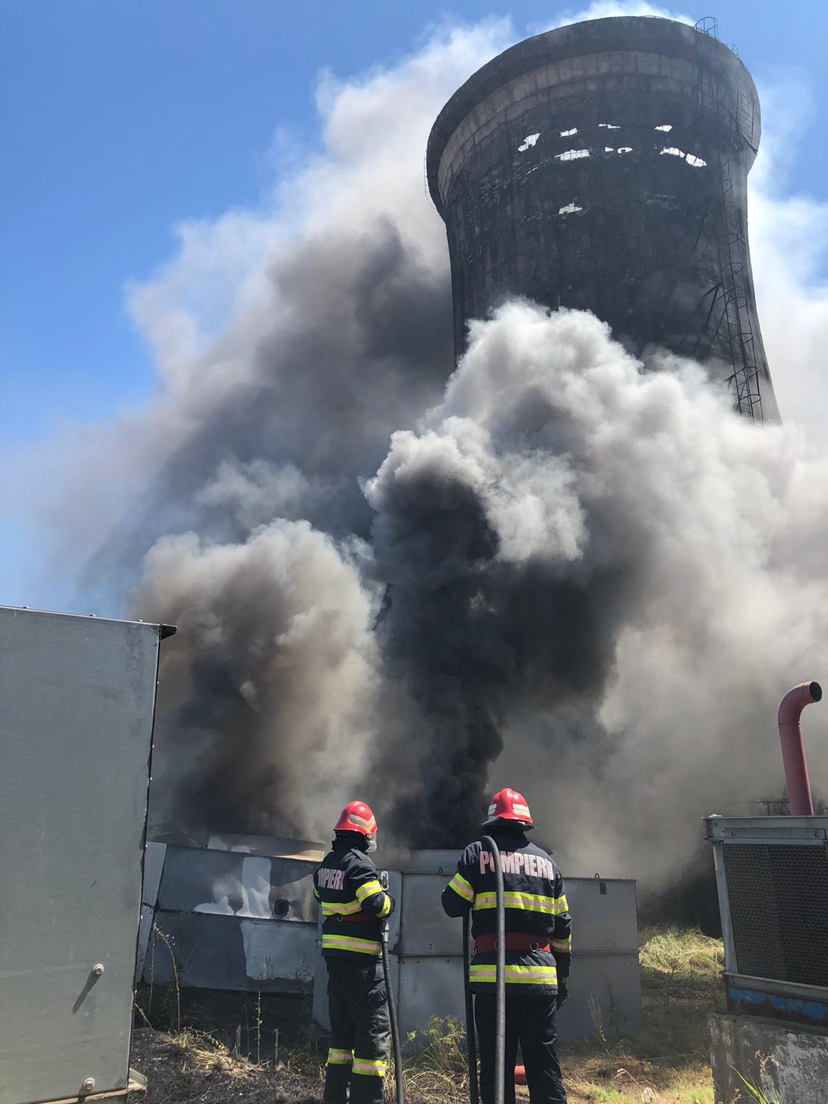 TULCEA: Un incendiu a cuprins două răcitoare de plastic în incinta unei uzine din oraș