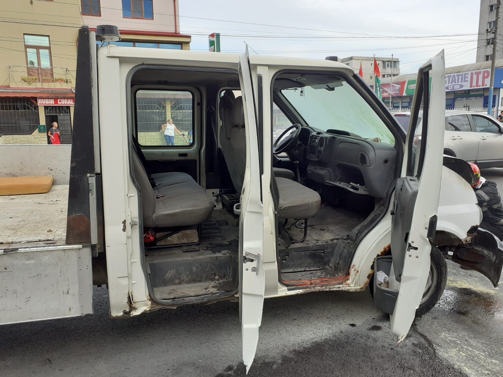 MANGALIA: Microbuz de marfă răsturnat pe DN 39, la intrarea în oraş