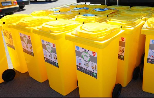 Continuă distribuirea pubelelor galbene pentru colectarea selectivă a deșeurilor. Programul pentru săptămâna aceasta