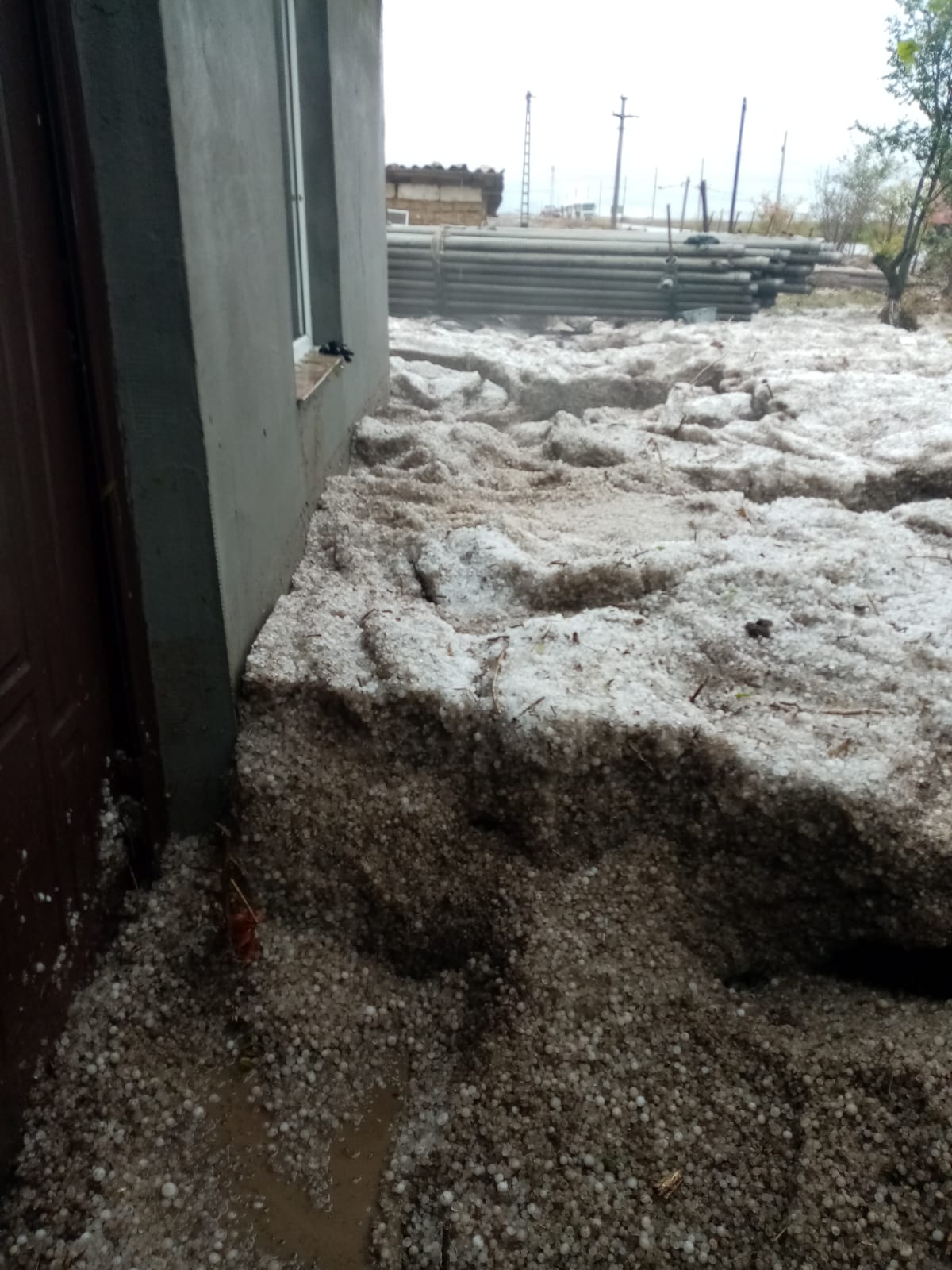 CONSTANŢA: Satul Palazu Mic, din comuna Mihail Kogălniceanu, a fost acoperit de un strat de grindină