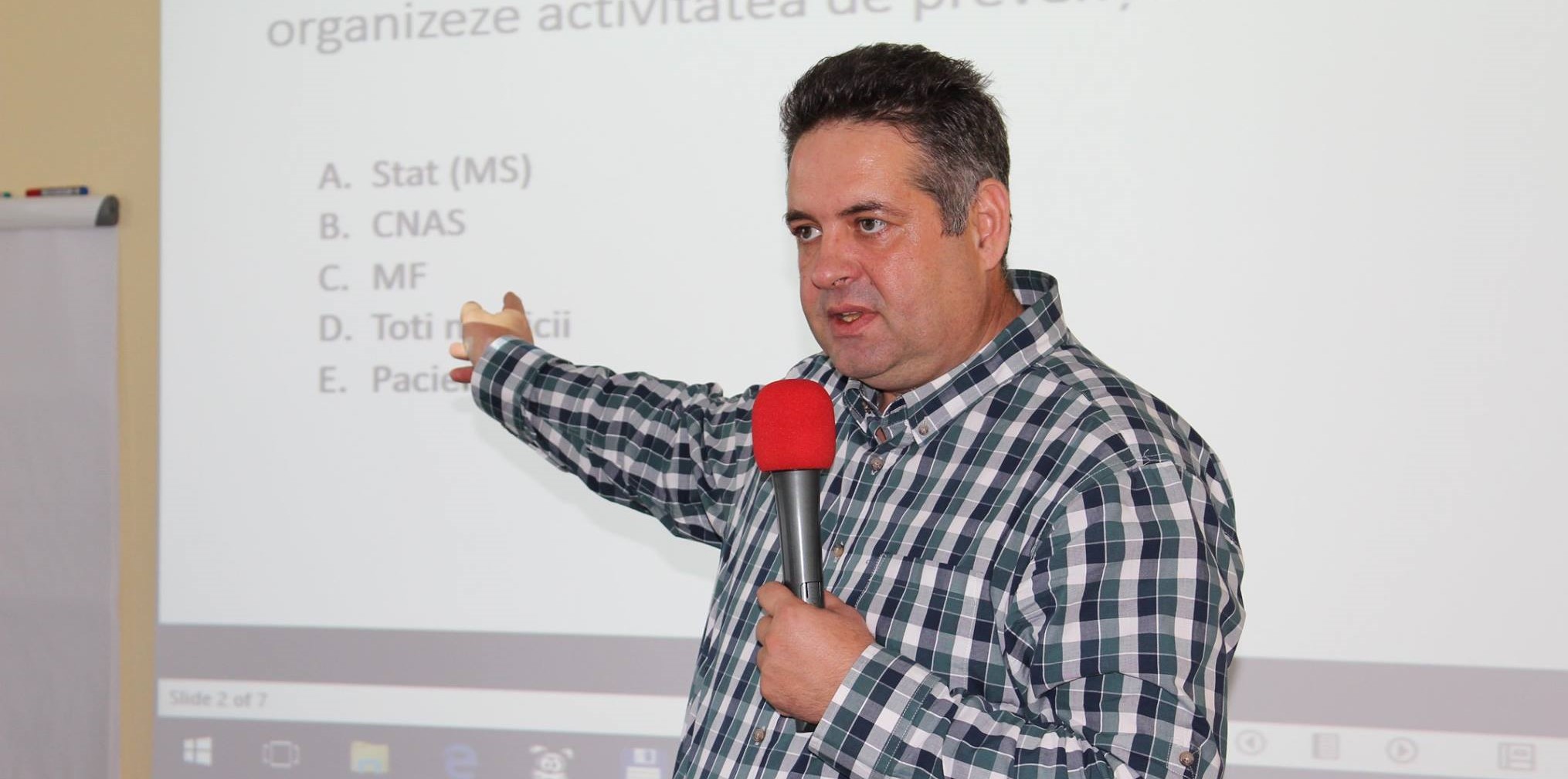 INTERVIU | Dr. Gindrovel Dumitra, despre pandemia COVID-19: „Această luptă nu o s-o câștige Guvernul, nu o s-o câștige niciun fel de autoritate publică. O s-o câștigăm noi pentru noi. Suntem în fața unei responsabilități sociale enorme!“
