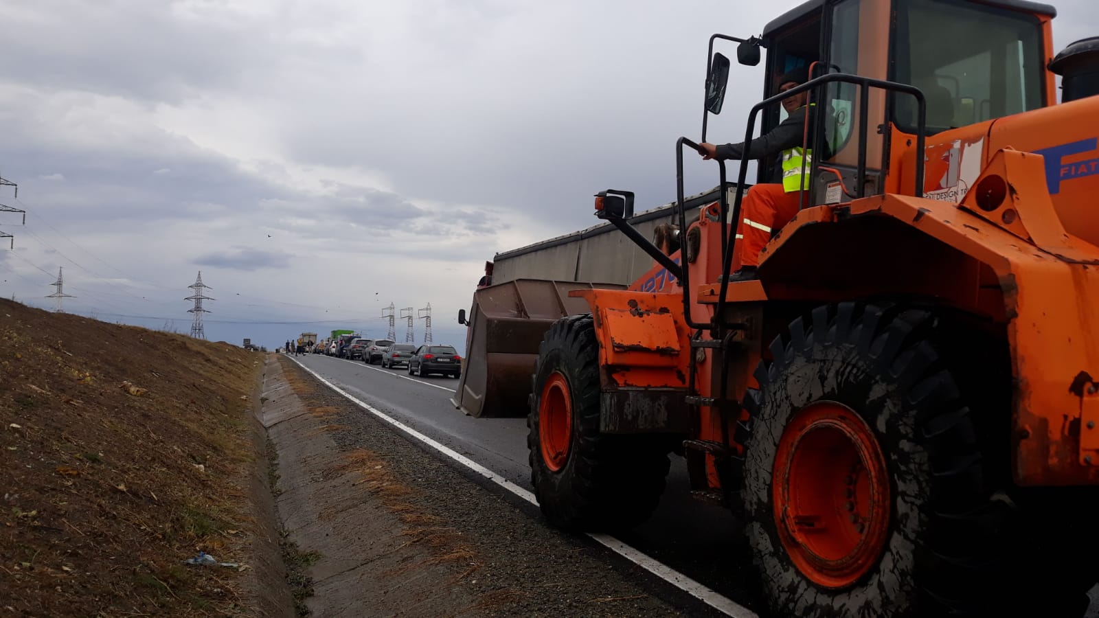 CONSTANŢA: Gospodării inundate, copaci căzuţi pe carosabil, întreruperi de electricitate în judeţ, în urma ploii şi vântului puternic