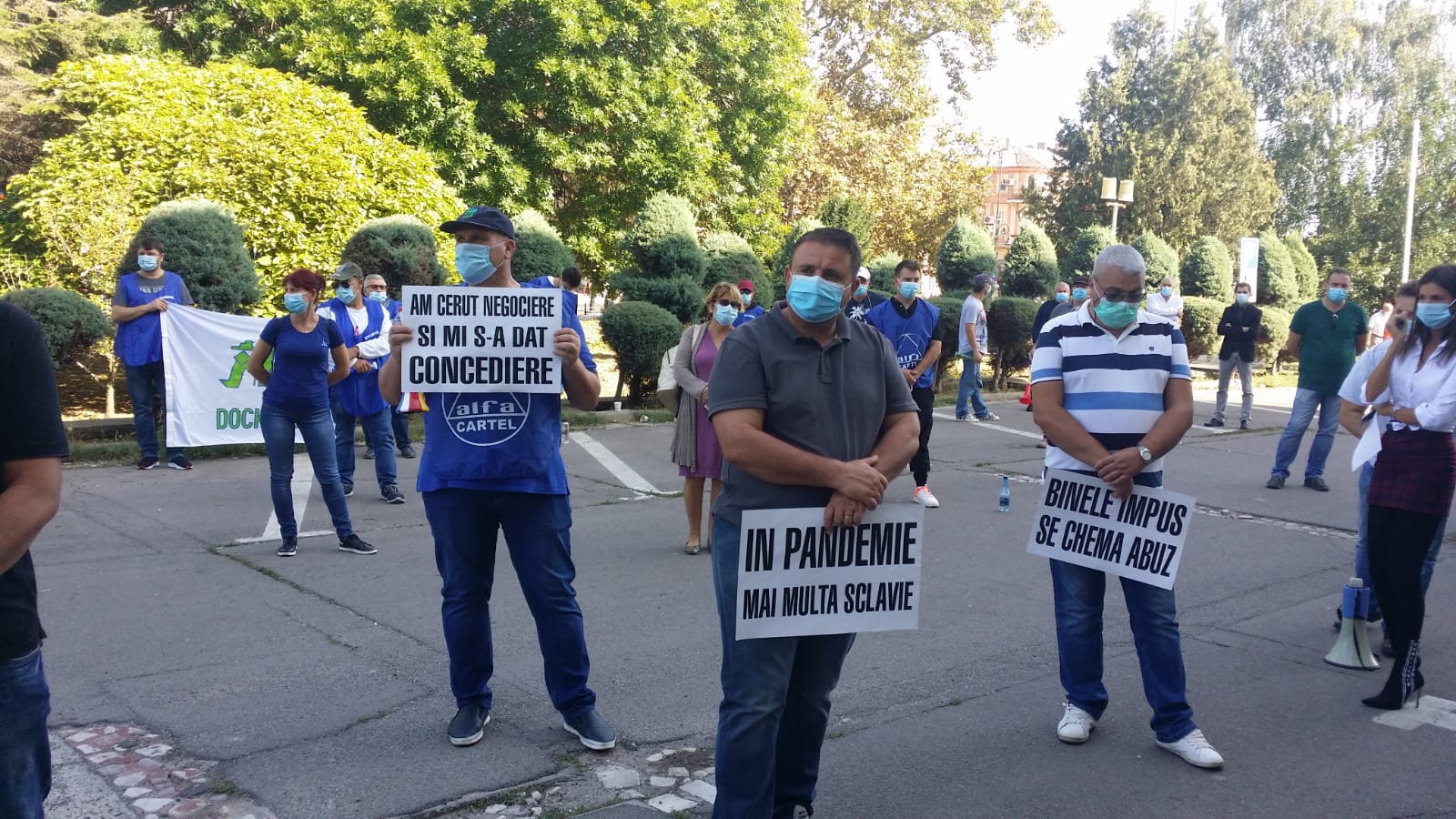 Sindicaliști de la Cartel Alfa din Constanța, Galați și Tulcea au protestat, astăzi, în fața Prefecturii Constanța