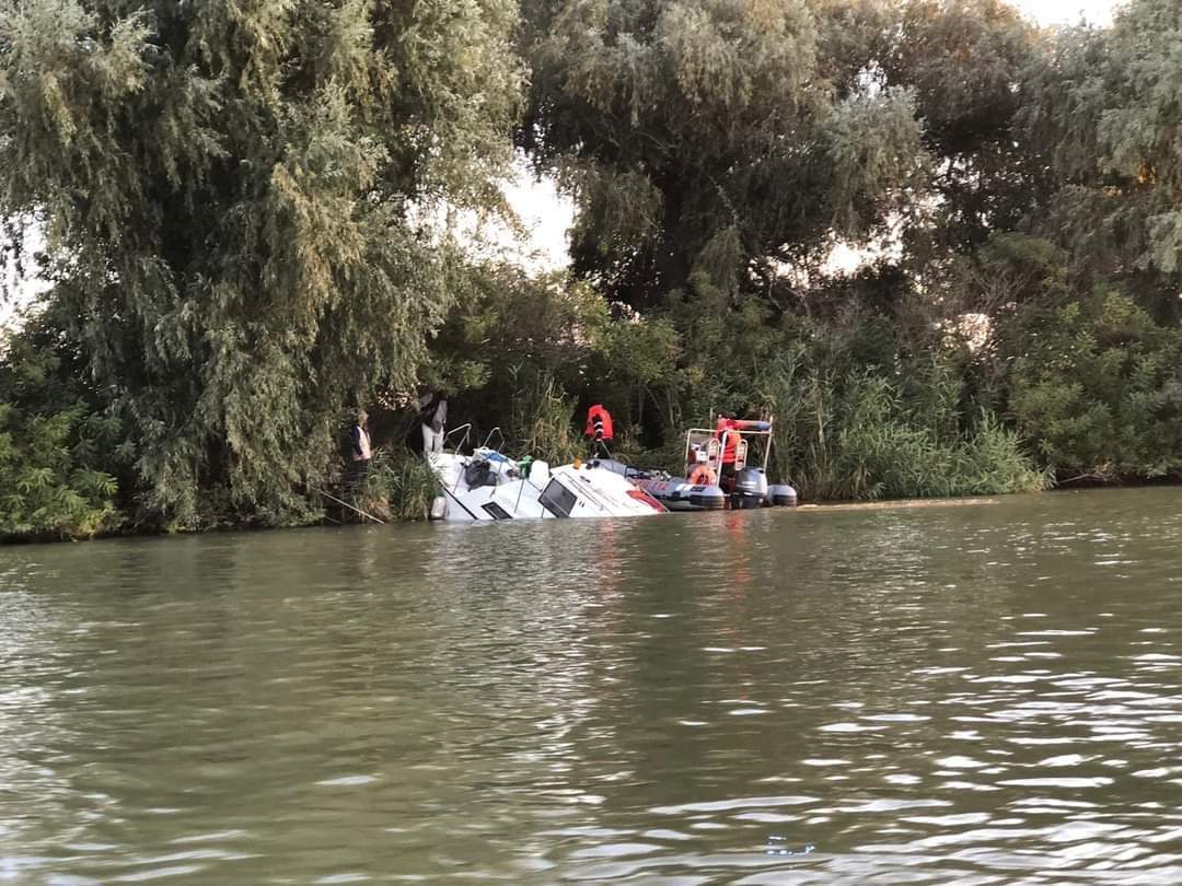 TULCEA: Ambarcațiune de agrement scufundată în Dunăre