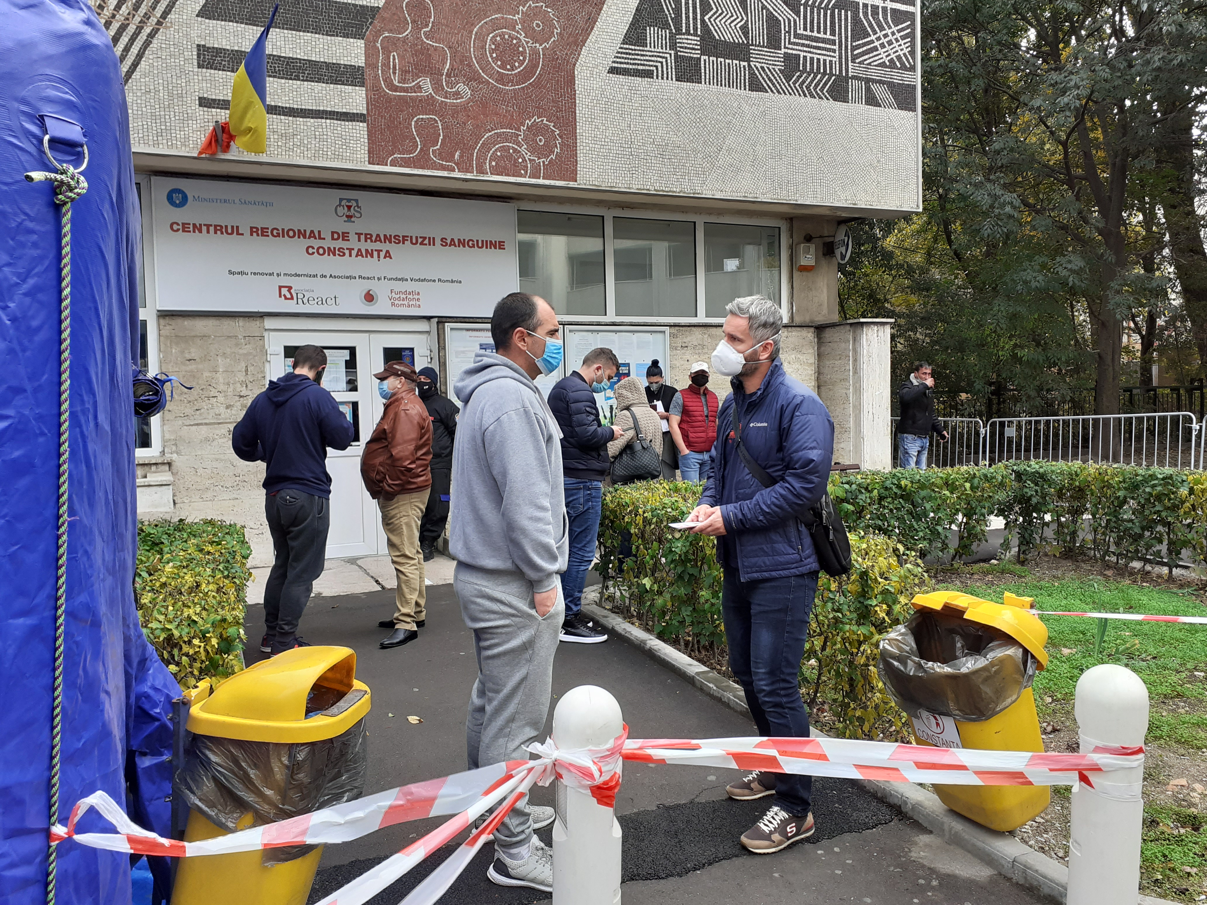 REPORTAJ | Dacă vrei să faci un bine, nu te uita la ceas! Coadă şi afară, şi înăuntru, la uşa Centrului de Transfuzii Sanguine Constanţa FOTO