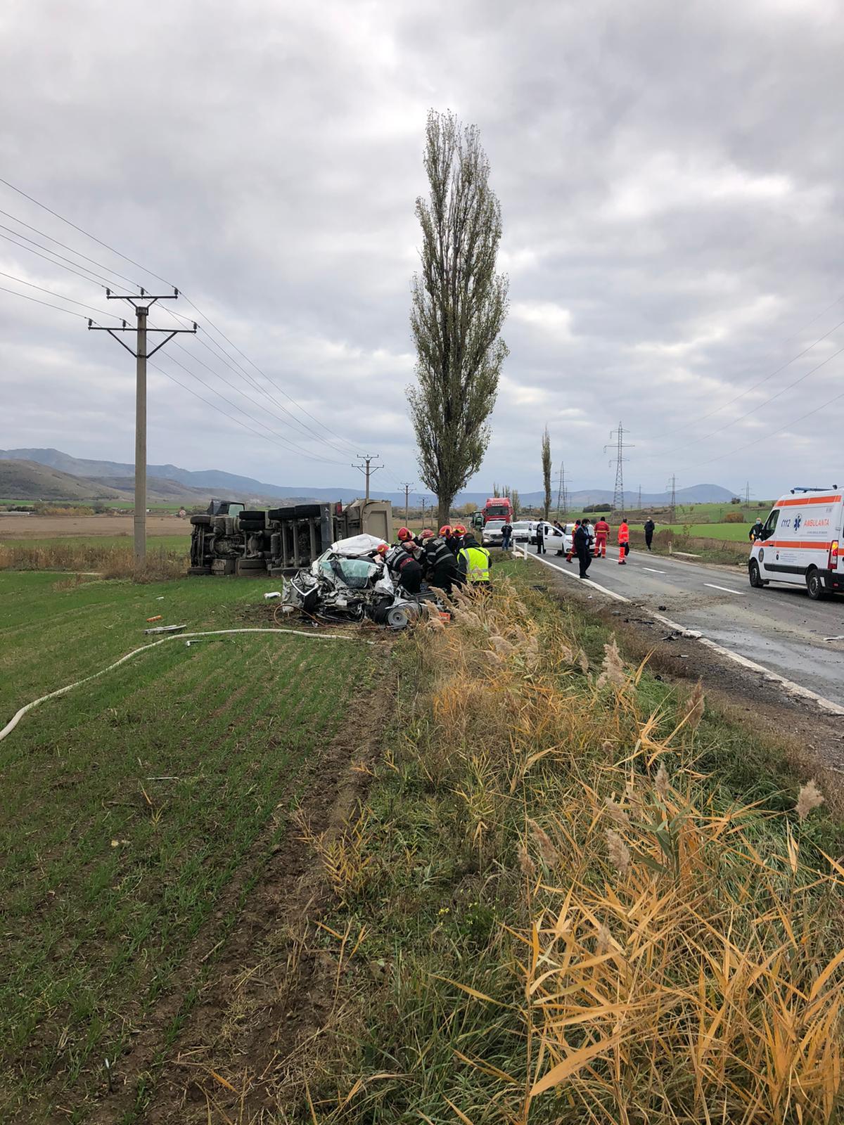 TULCEA/FOTO: Accident pe pe DN 22 D, între localitățile Măcin și Cerna, soldat cu un deces