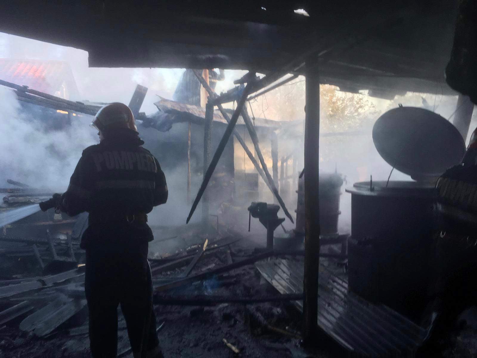 TULCEA/FOTO: Locuință distrusă de un incendiu
