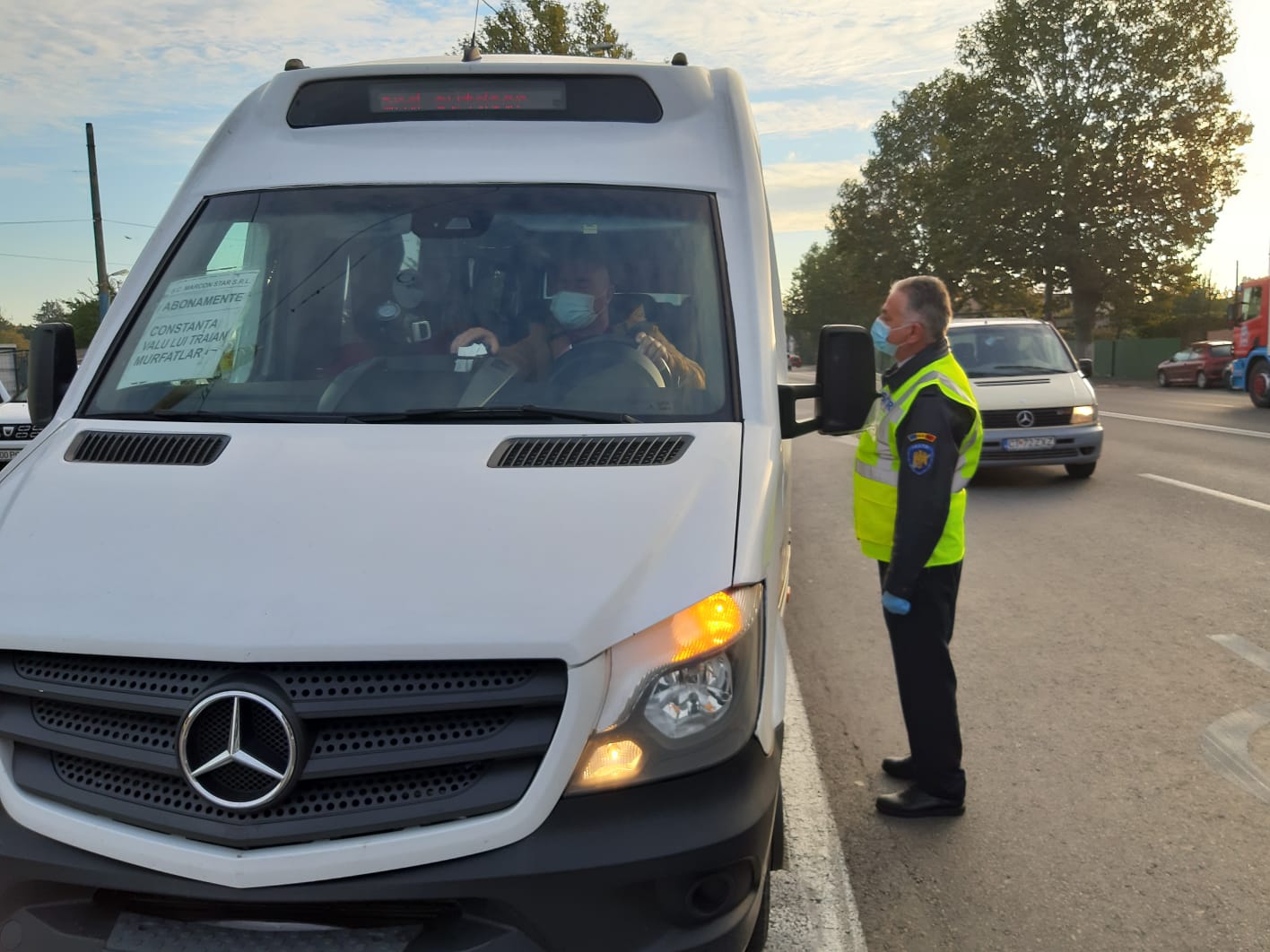 CONSTANȚA: Zece amenzi pentru nepurtarea măştii, în sumă de 5.000 lei, în urma unui control în trafic