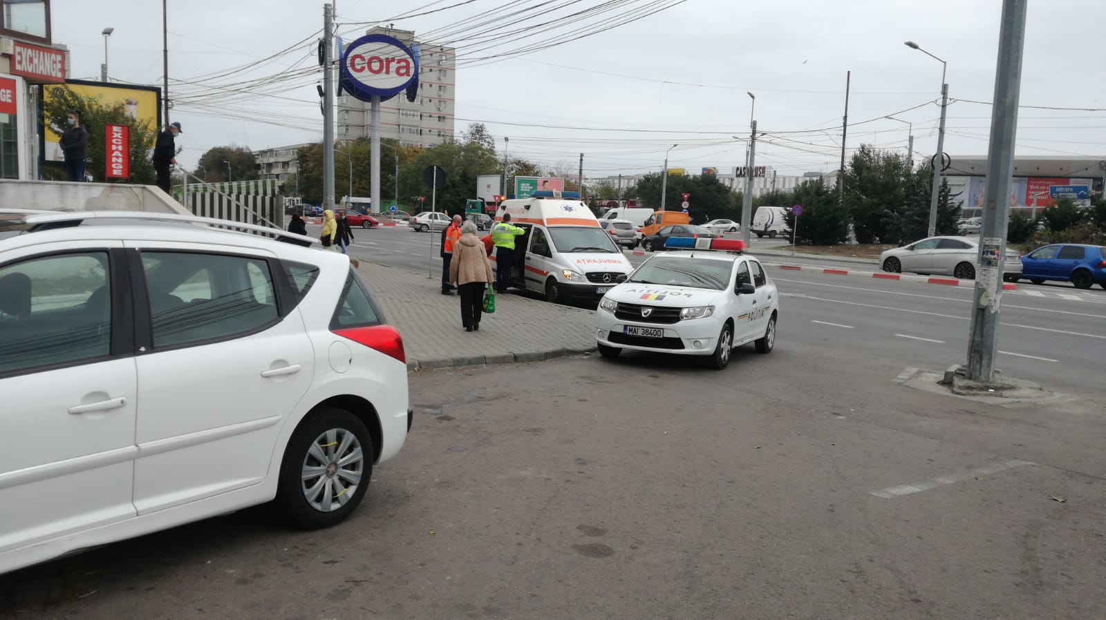 CONSTANŢA: Femeie lovită în zona capului de o bucată de tencuială, pe Bulevardul I.C. Brătianu