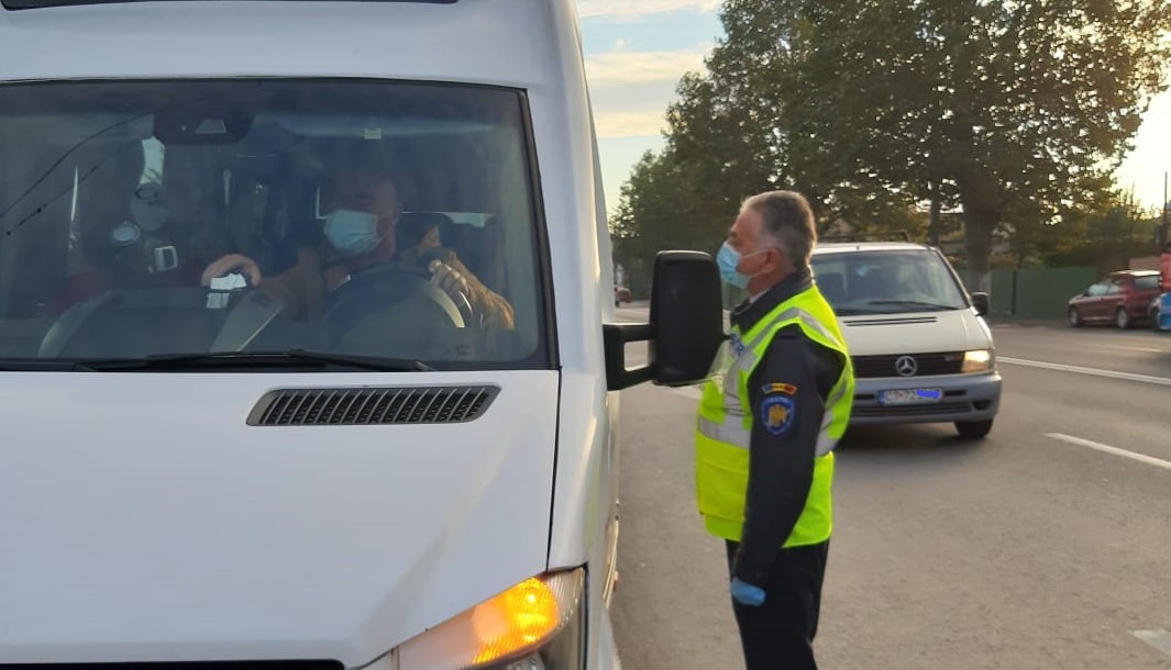 Acţiune a Poliţiei pentru verificarea transportului de marfă şi persoane