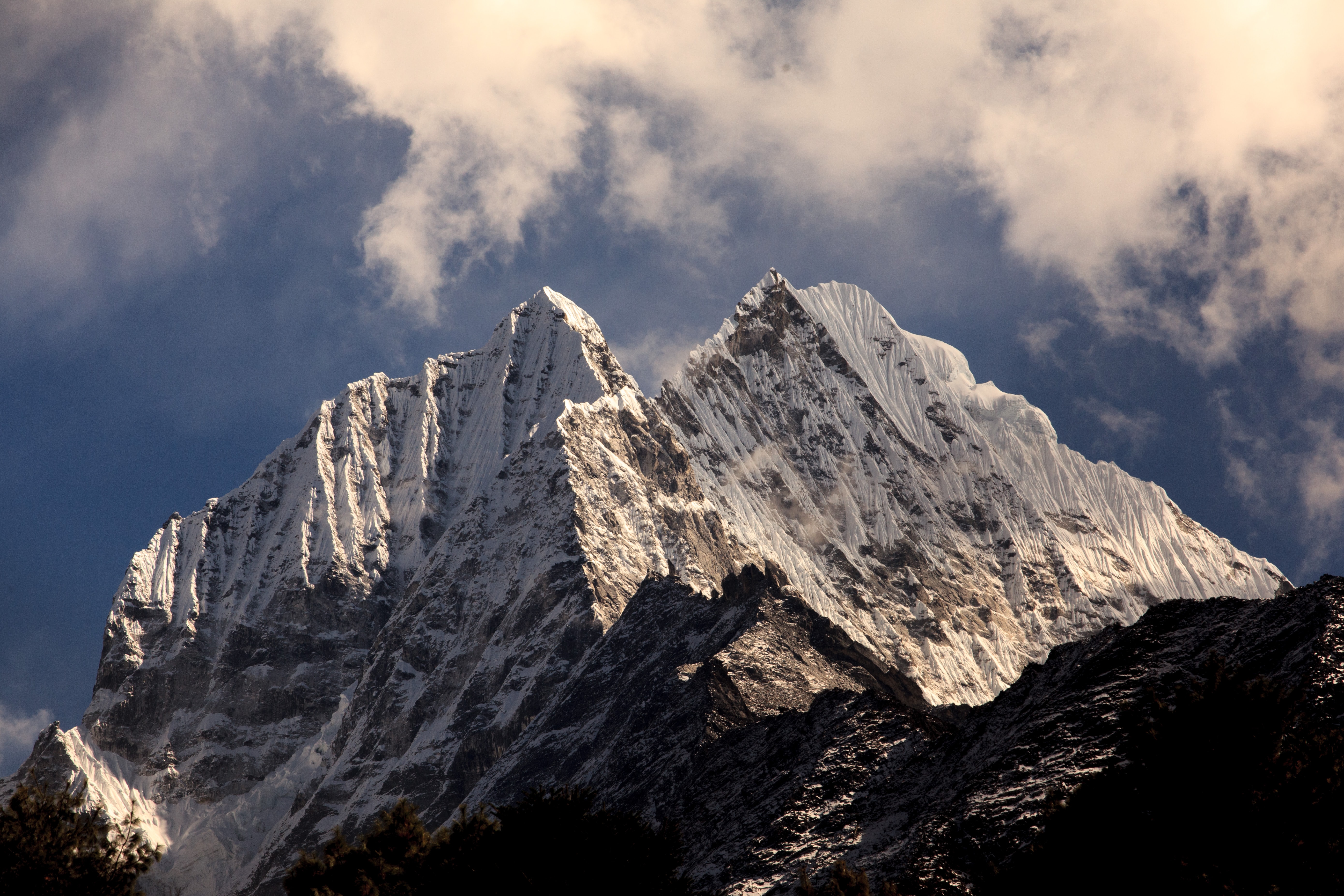 Noua înălţime a Muntelui Everest, stabilită la 8.848,86 metri