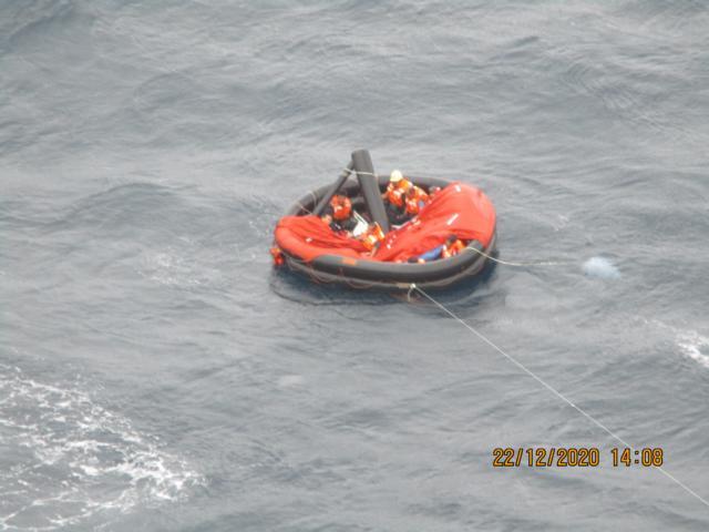 Un comandant român şi echipajul său au participat la salvarea a 10 marinari