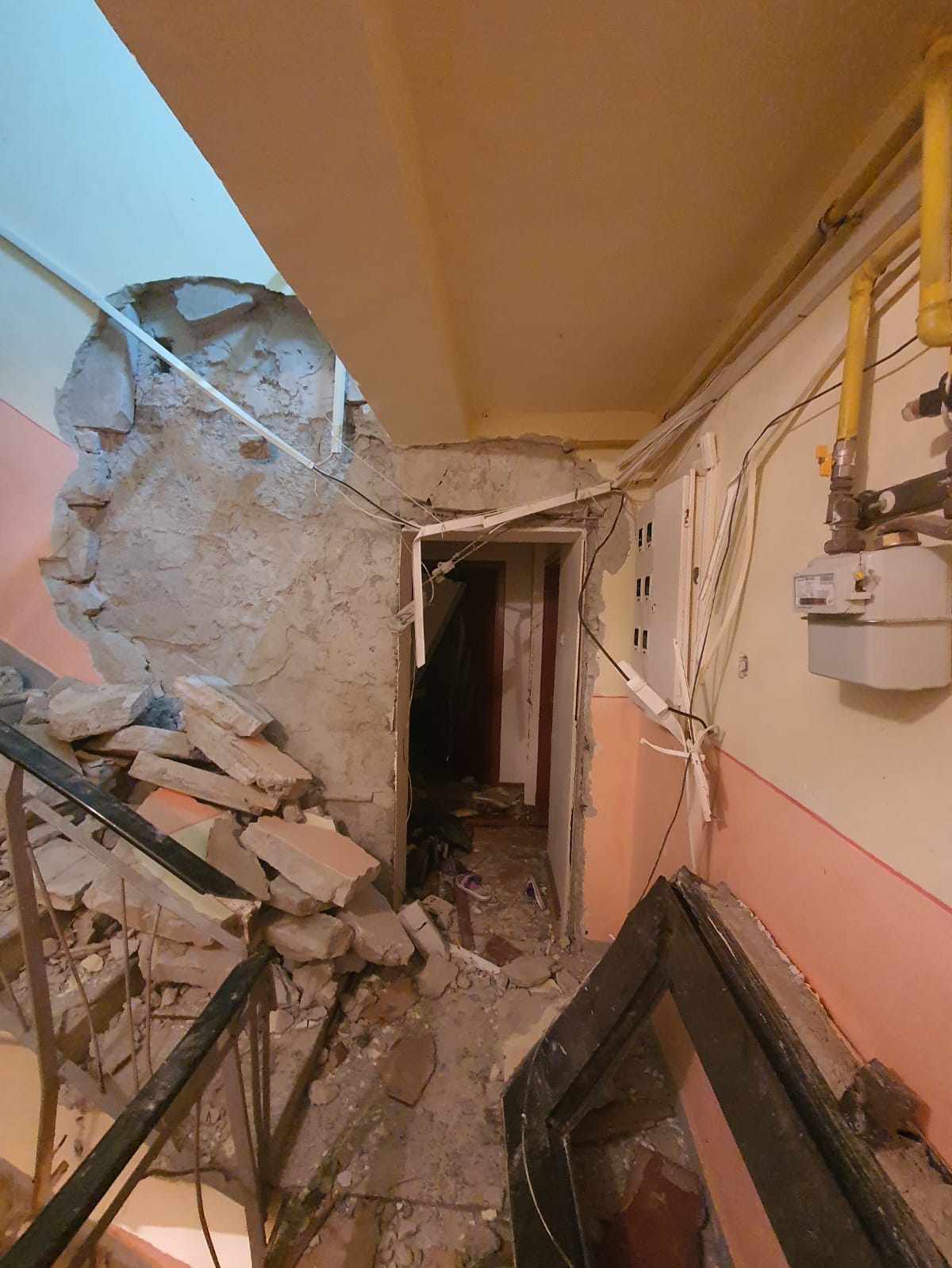 MEDGIDIA: Patru persoane au fost rănite în urma unei explozii care a avut loc într-un bloc de locuinţe
