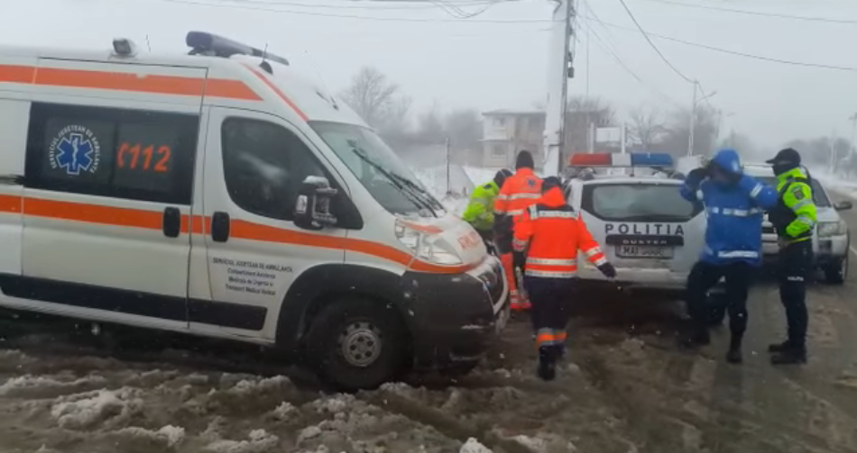 CONSTANŢA: O gravidă a avut nevoie de ajutor pentru a ajunge la spital. Maşina în care se afla rămăsese înzăpezită