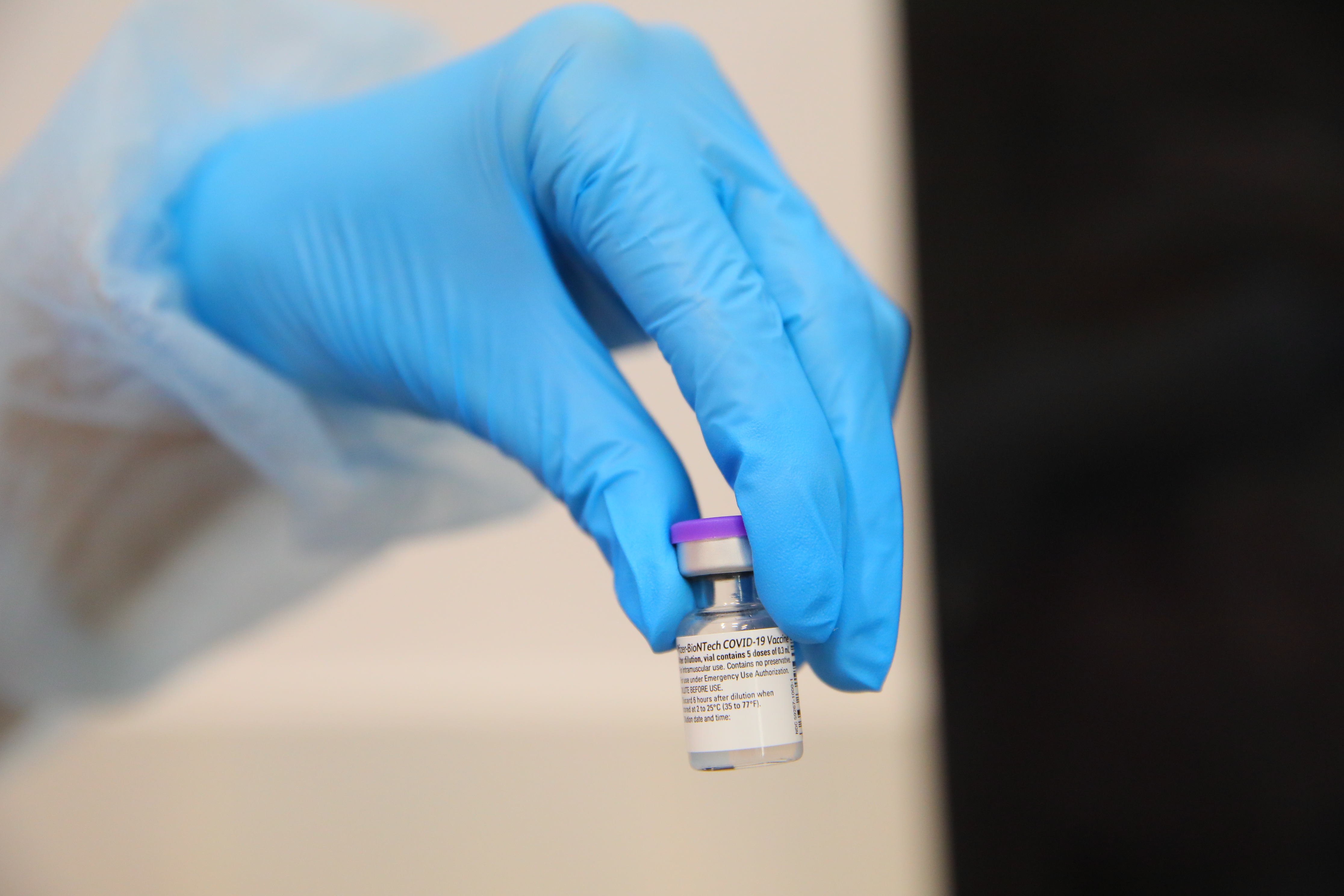 Vaccinul împotriva COVID-19 produs de Pfizer, sigur şi eficient la adolescenţi, potrivit studiului clinic