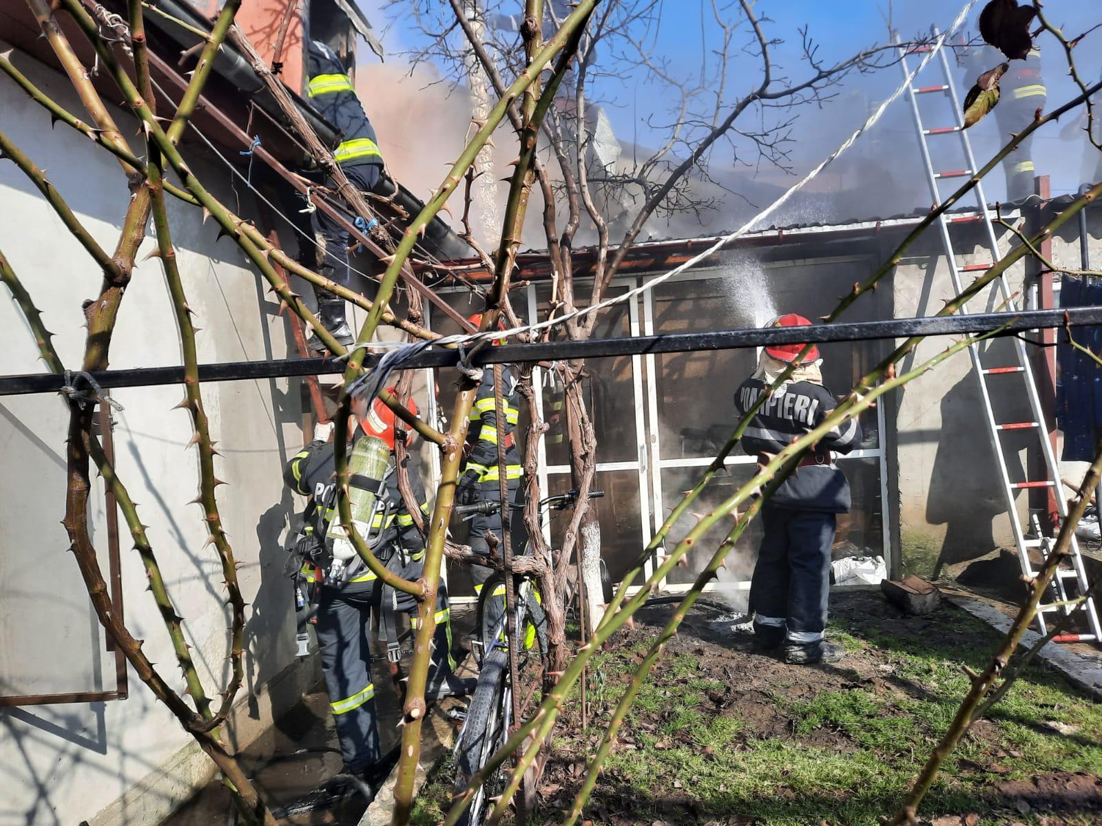 TULCEA/FOTO: Casă cuprinsă de flăcări. Incendiul s-a extins și la altă locuință