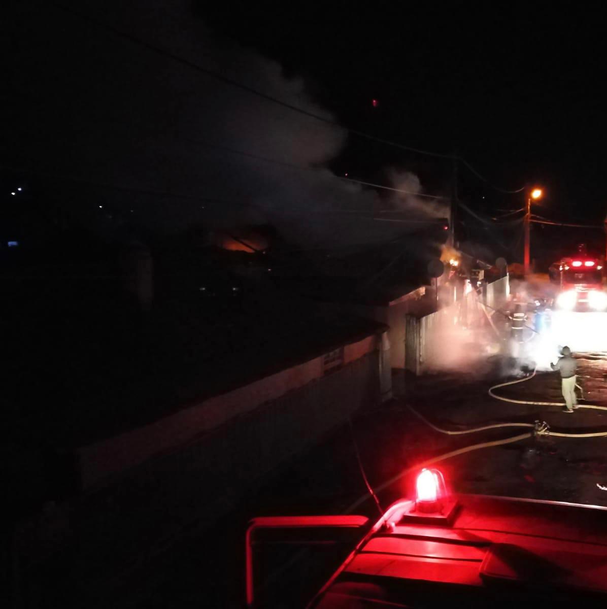 TULCEA/FOTO: Locuință cuprinsă de flăcări. Incendiul se putea extinde la alte 2 case