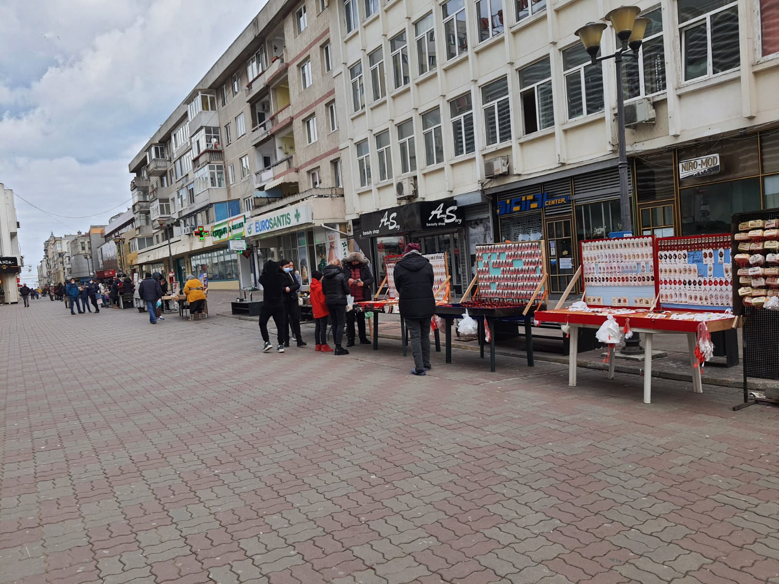 CONSTANȚA: Comercianții de mărțișoare susțin că vânzările au scăzut comparativ cu alți ani