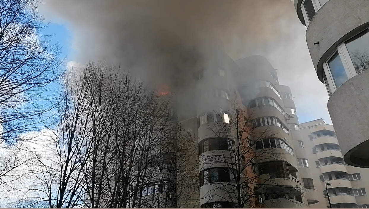 Trei ofiţeri de la ISU Constanţa sunt cercetaţi disciplinar în cazul incendiului de pe bulevardul Mamaia