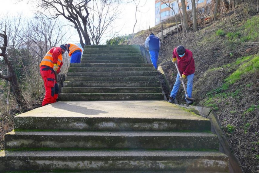 CONSTANȚA: Sunt reabilitate scările de acces către Plaja Modern
