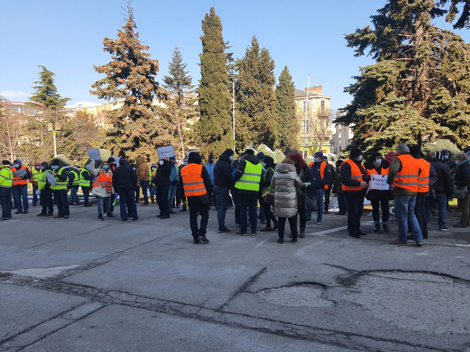 Protest al angajaţilor CFR, în faţa Prefecturii Constanţa