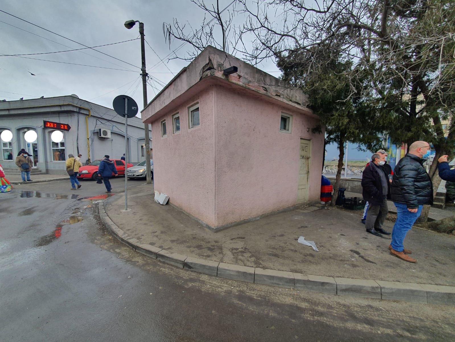 CONSTANȚA: Problemele pieței Tomis III – mirosul de la evacuarea reziduurilor și lipsa unei toalete publice