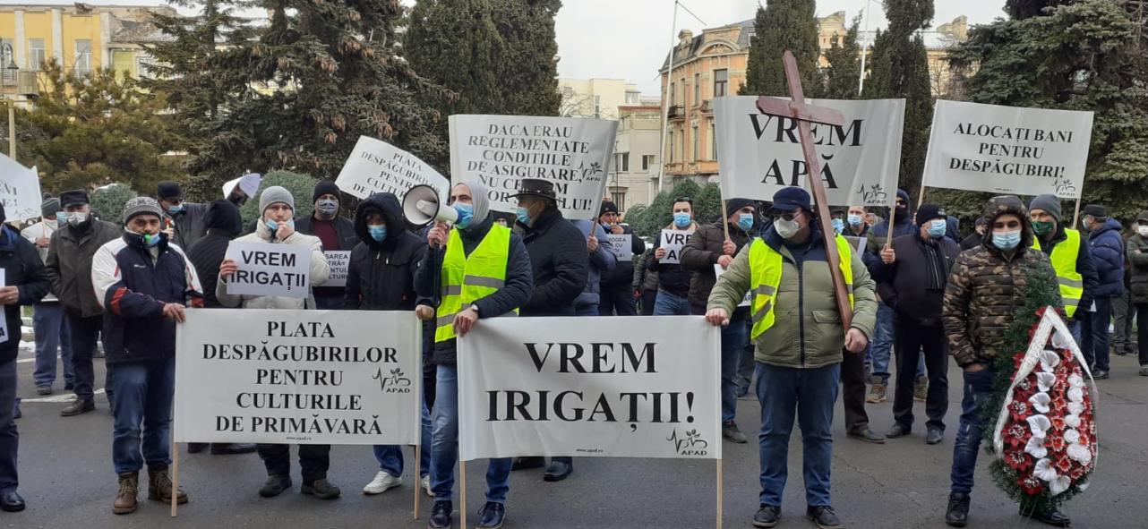 CONSTANŢA: Zeci de fermieri au protestat în faţa Prefecturii