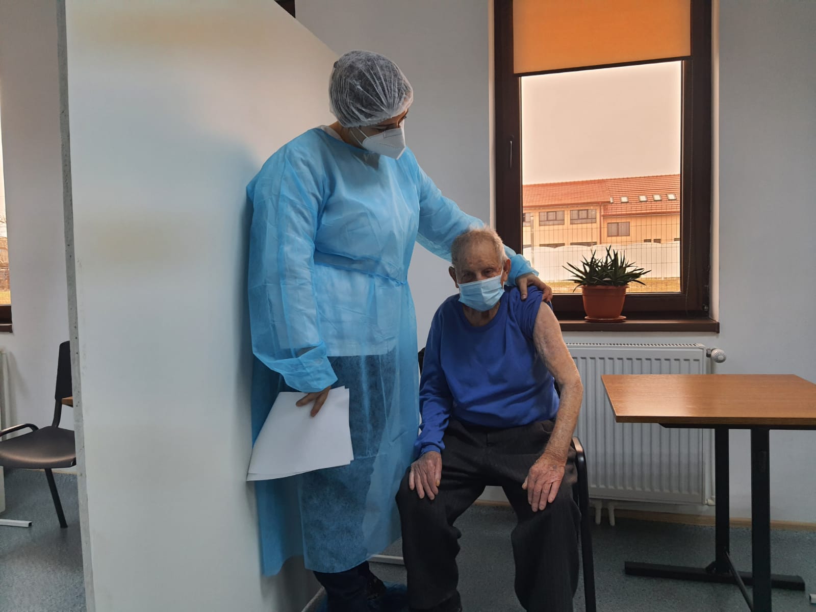 CUMPĂNA: Un veteran de război, de 104 ani, este primul locuitor care s-a vaccinat, astăzi, la deschiderea centrului de imunizare din comună