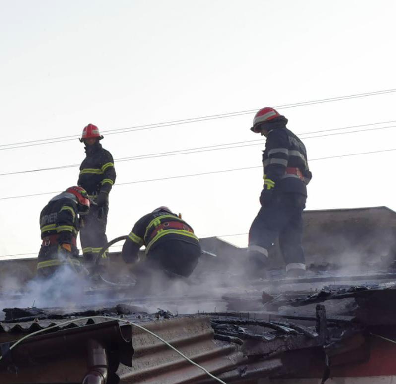 TULCEA: Un incendiu a cuprins acoperişul unei locuinţe din localitatea Murighiol – FOTO