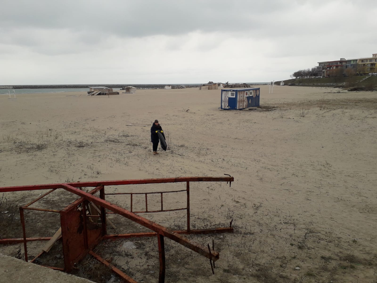 CONSTANŢA: O acțiune de igienizare a plajei a avut loc în cartierul Faleză Nord – FOTO