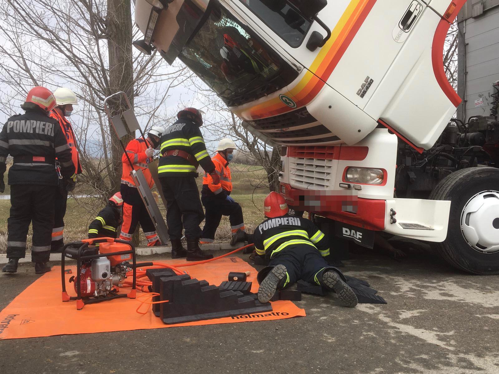 TULCEA: O persoană a rămas imobilizată sub un autotren – FOTO