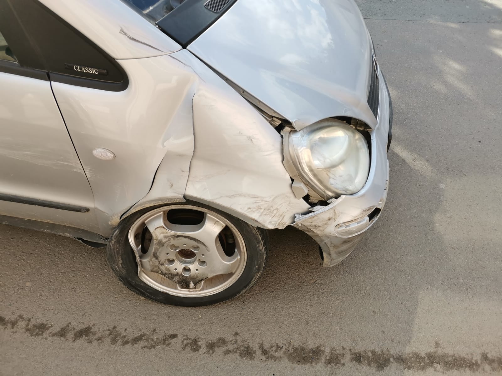 CONSTANȚA: Fără permis și beat a lovit două mașini și a fugit de la locul accidentului