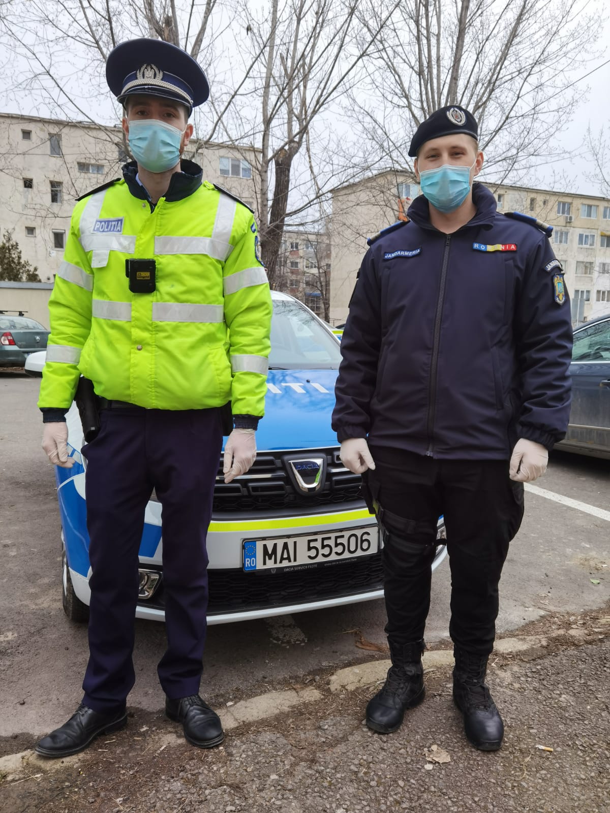 CONSTANȚA: Un polițist și un jandarm au salvat o femeie care amenința că se sinucide